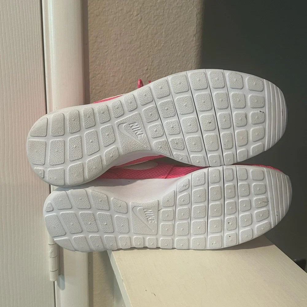 Nike Roshe One Kids Trainers Size 6.5 Y Running Shoes Pink/White 599729-609 - Picture 8 of 9
